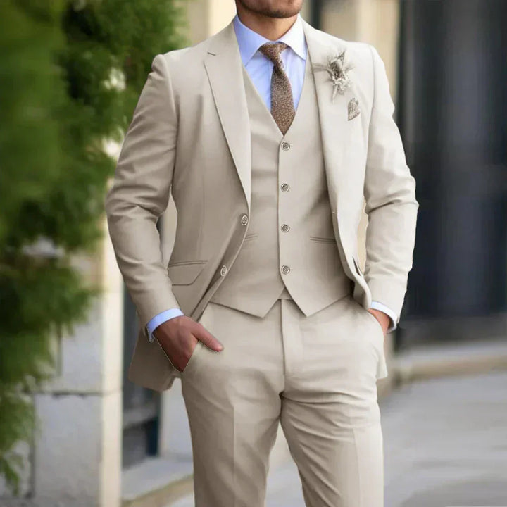 "Costume trois pièces ajusté homme: blazer, gilet, pantalon, élégance classique pour mariages et occasions formelles."