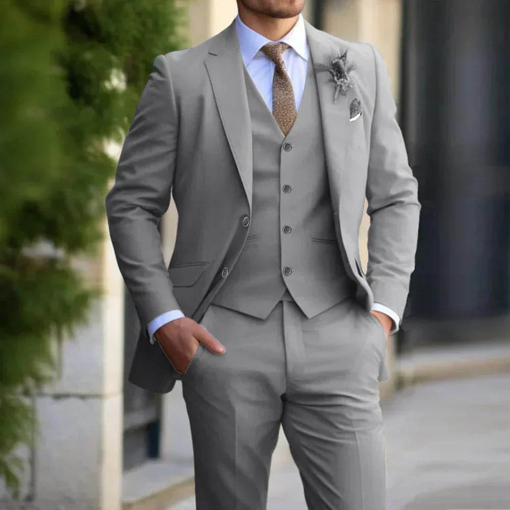 "Costume trois pièces ajusté homme: blazer, gilet, pantalon, élégance classique pour mariages et occasions formelles."