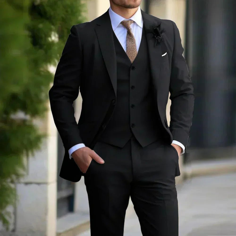 "Costume trois pièces ajusté homme: blazer, gilet, pantalon, élégance classique pour mariages et occasions formelles."