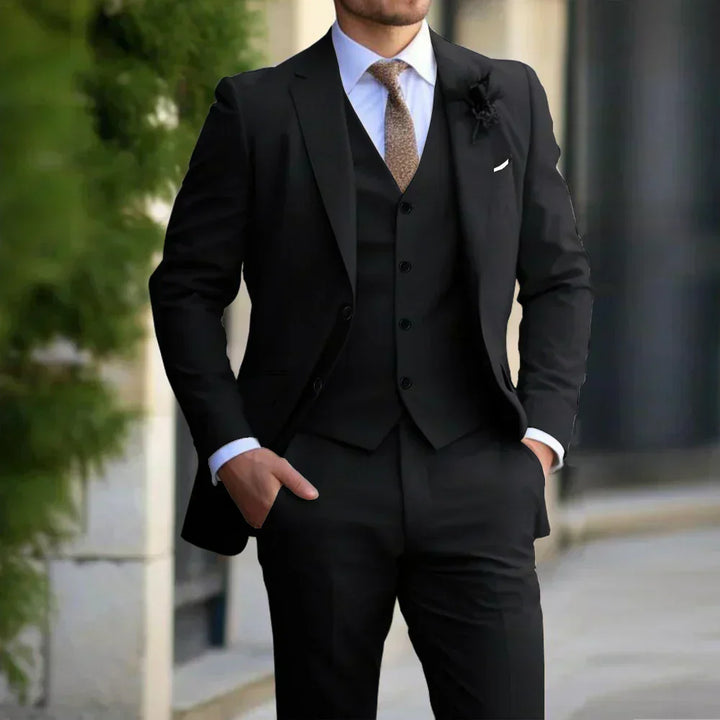 "Costume trois pièces ajusté homme: blazer, gilet, pantalon, élégance classique pour mariages et occasions formelles."