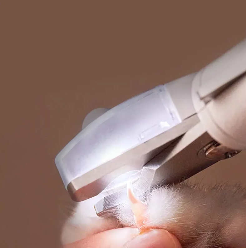 Coupe-griffes électronique pour animaux, design ergonomique, usage sûr et précis, idéal chiens et chats.