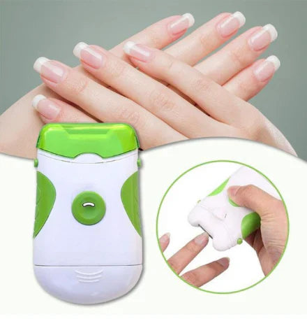 "Coupe-ongles et lime électrique, accessoire moderne gris argent, soin des ongles précis et lisse à domicile."