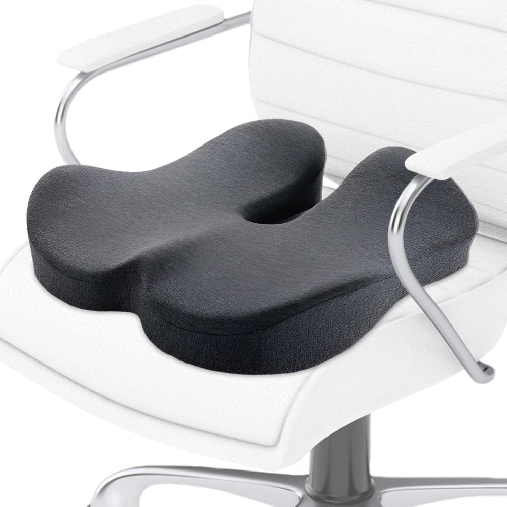 Coussin ergonomique beige pour soulager douleur nerf pudendal, mousse haute densité, forme anatomique avec découpe.