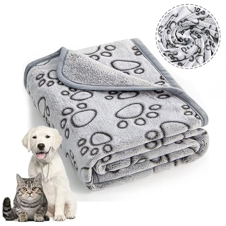 "Couverture douillette pour chien avec motif de pattes, tissu moelleux gris, décor intérieur élégant et confortable."