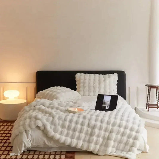 "Couverture en fausse fourrure douce et luxueuse, ajoutant confort et style à votre intérieur, parfaite pour les soirées fraî
