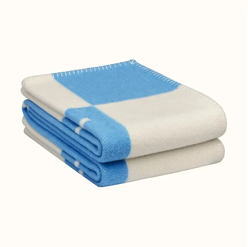 Couverture LuxeChaleur en cachemire et laine, beige, 140x170 cm, détails luxueux, parfaite pour déco et confort cocooning.
