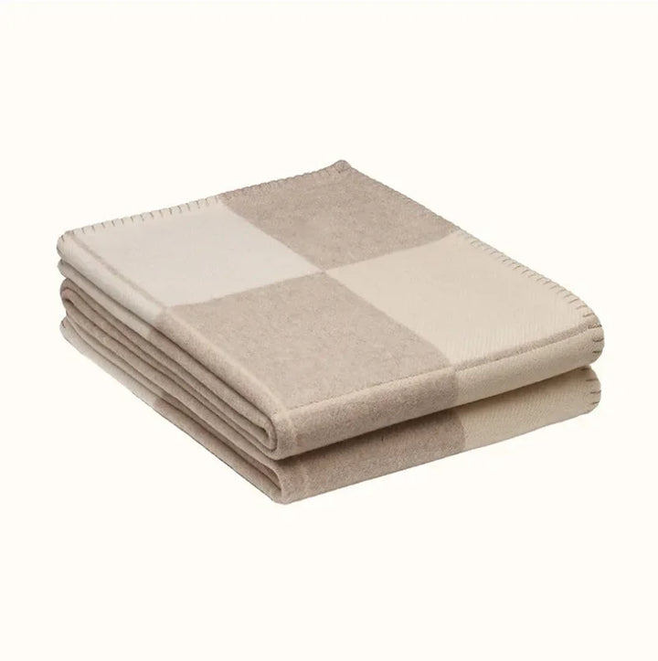 Couverture LuxeChaleur en cachemire et laine, beige, 140x170 cm, détails luxueux, parfaite pour déco et confort cocooning.