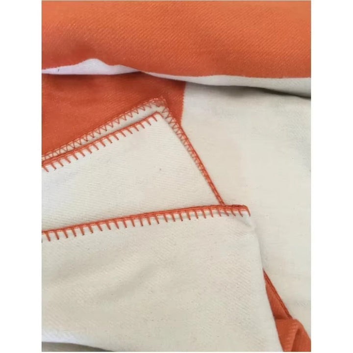 Couverture LuxeChaleur en cachemire et laine, beige, 140x170 cm, détails luxueux, parfaite pour déco et confort cocooning.