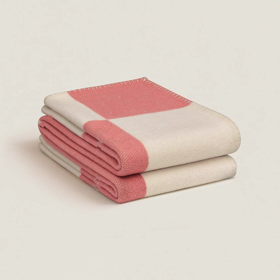 Couverture LuxeChaleur en cachemire et laine, beige, 140x170 cm, détails luxueux, parfaite pour déco et confort cocooning.