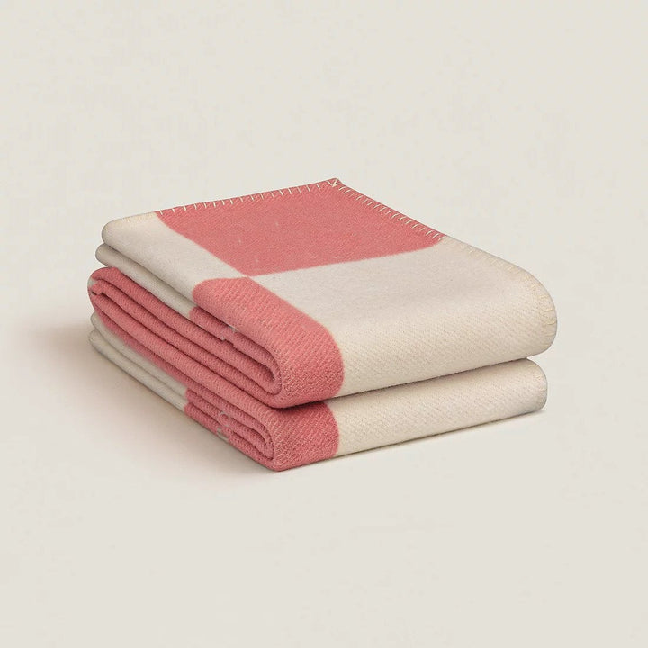 Couverture LuxeChaleur en cachemire et laine, beige, 140x170 cm, détails luxueux, parfaite pour déco et confort cocooning.