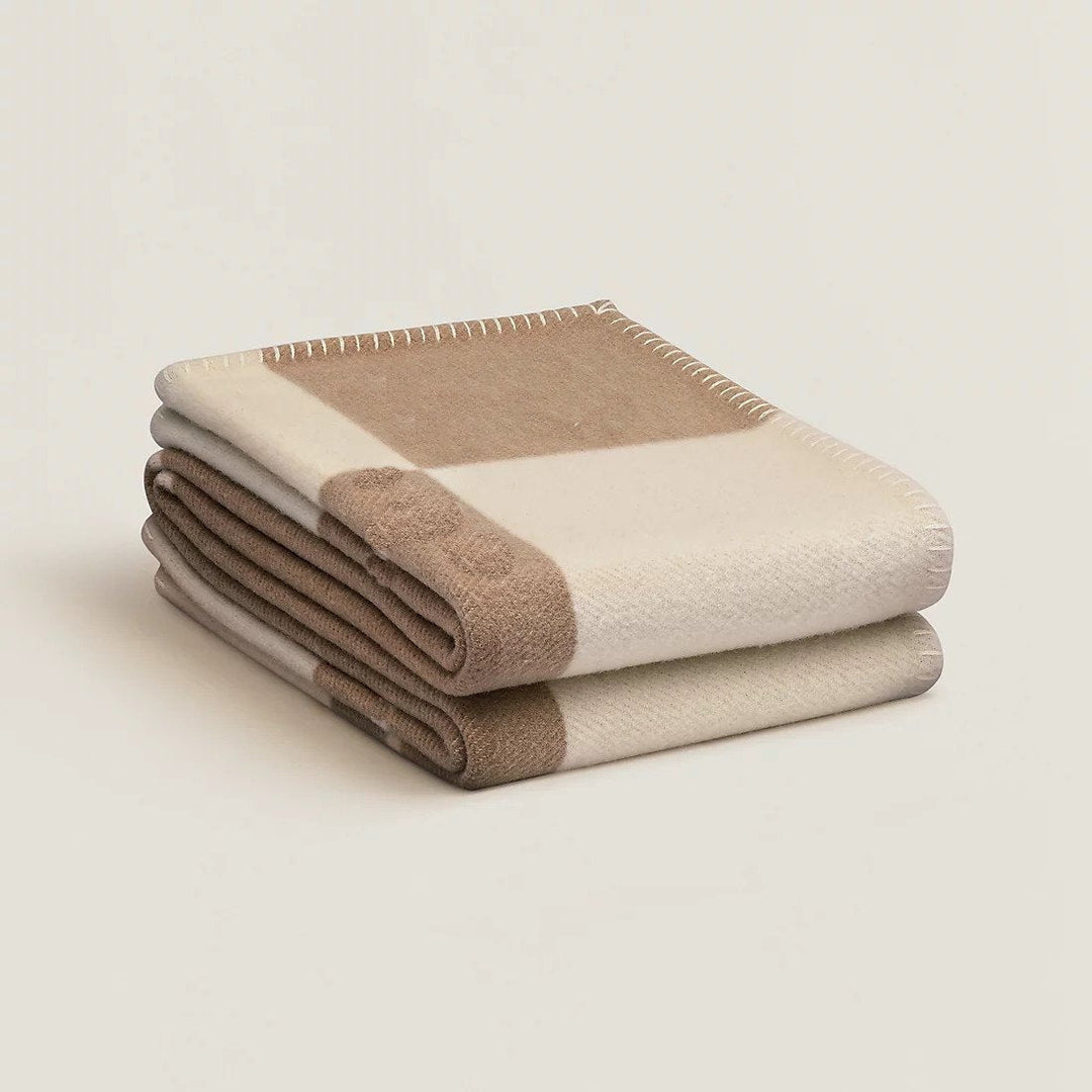 Couverture LuxeChaleur en cachemire et laine, beige, 140x170 cm, détails luxueux, parfaite pour déco et confort cocooning.