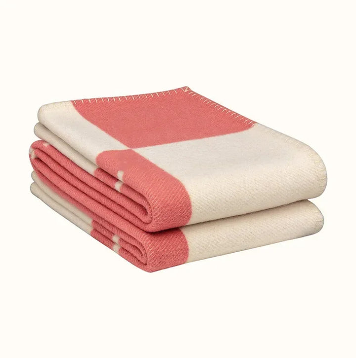 Couverture LuxeChaleur en cachemire et laine, beige, 140x170 cm, détails luxueux, parfaite pour déco et confort cocooning.