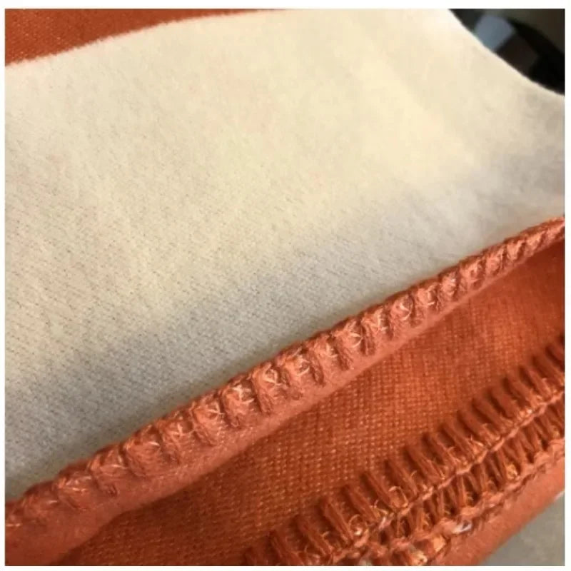 Couverture LuxeChaleur en cachemire et laine, beige, 140x170 cm, détails luxueux, parfaite pour déco et confort cocooning.