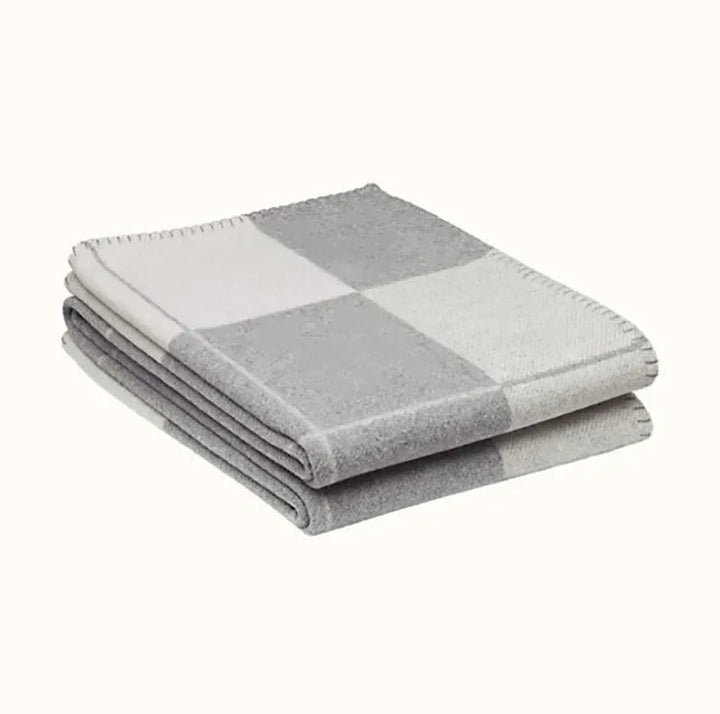 Couverture LuxeChaleur en cachemire et laine, beige, 140x170 cm, détails luxueux, parfaite pour déco et confort cocooning.