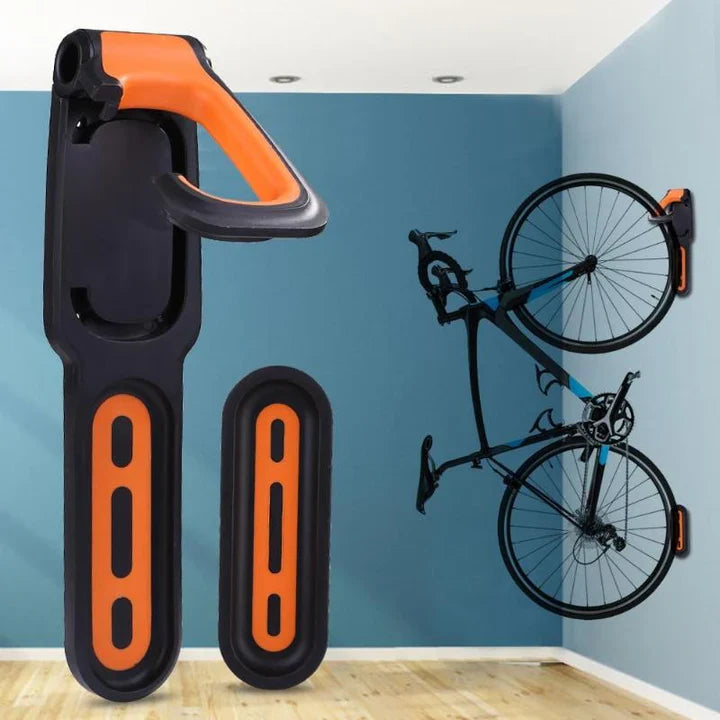 "Crochet mural pour vélo noir et orange, support de rangement vertical optimal, libérant de l'espace au sol."