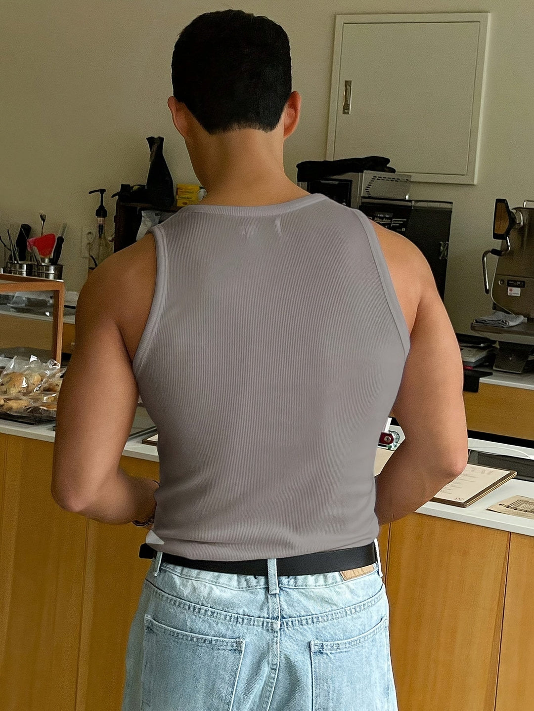 "Débardeur d'été homme en polyester respirant, coupe slim, style décontracté, idéal pour les journées chaudes"
