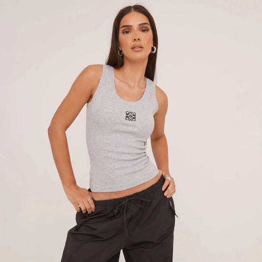 "Débardeur minimaliste femme, style épuré, coton soyeux, léger et respirant, parfait pour les journées chaudes d'été."