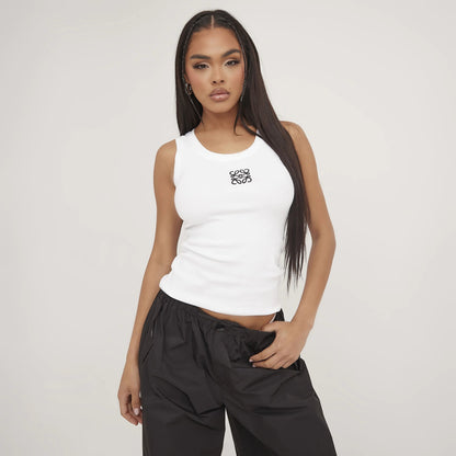 "Débardeur minimaliste femme, style épuré, coton soyeux, léger et respirant, parfait pour les journées chaudes d'été."
