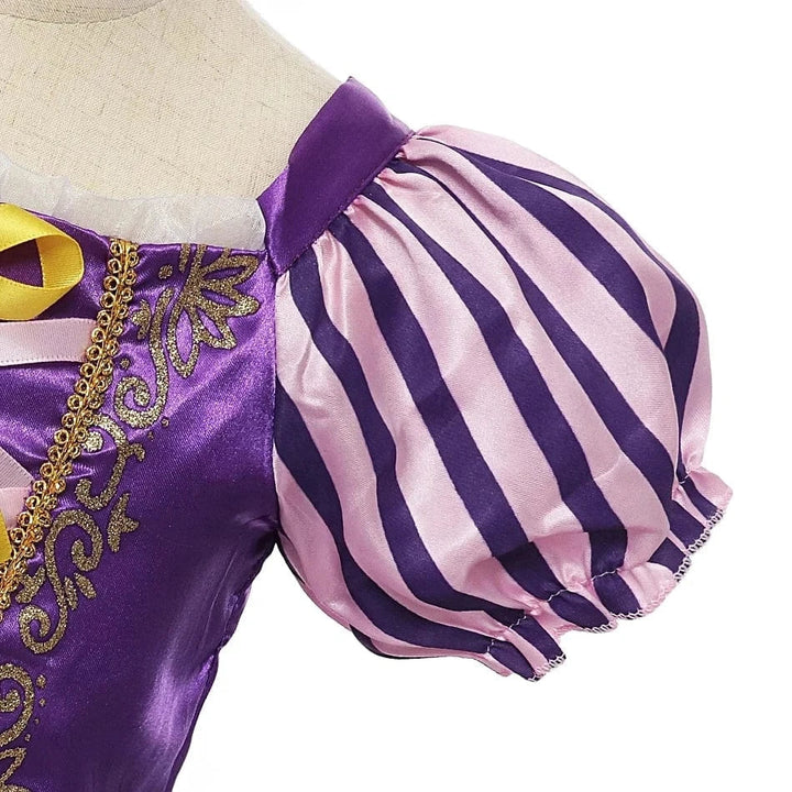 "Déguisement enfant Raiponce violet, robe princesse avec détails dorés, tissu doux, pour anniversaires et jeux créatifs."