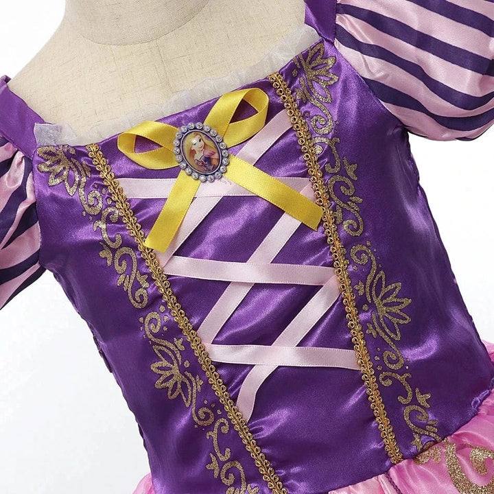 "Déguisement enfant Raiponce violet, robe princesse avec détails dorés, tissu doux, pour anniversaires et jeux créatifs."