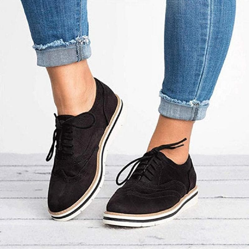 Derby femme en cuir velours, détails brogue, couleur élégante, lacets classiques, idéale pour un style raffiné.