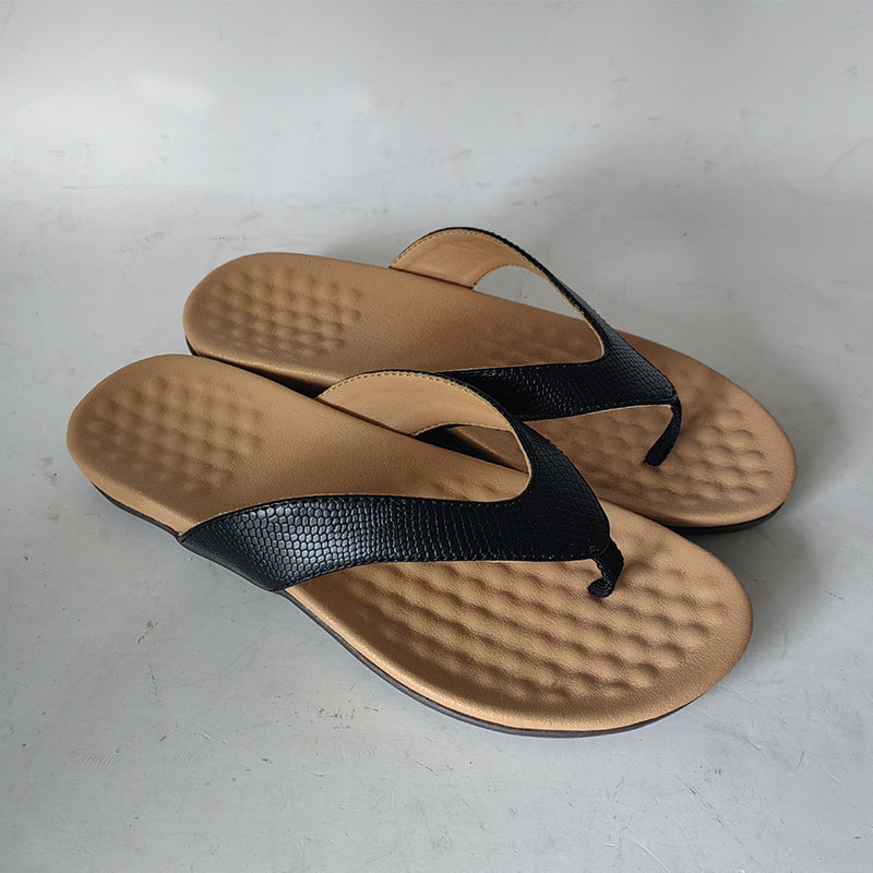 "Des tongs blanches élégantes et légères pour femmes sur fond beige, idéales pour l'été avec une semelle ergonomique."