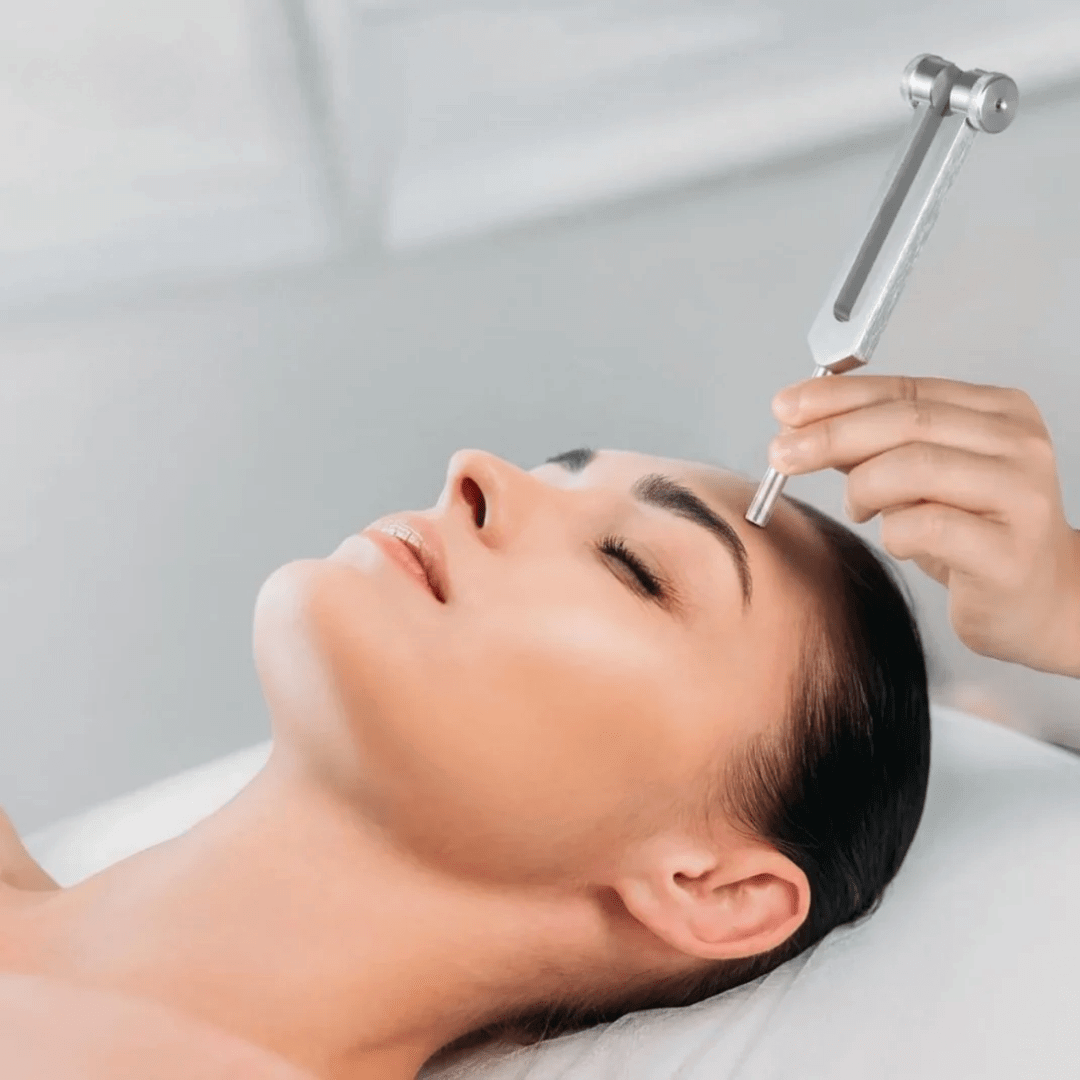 Diapason thérapeutique 128Hz argenté, design ergonomique, pour relaxation et bien-être sonore à domicile.