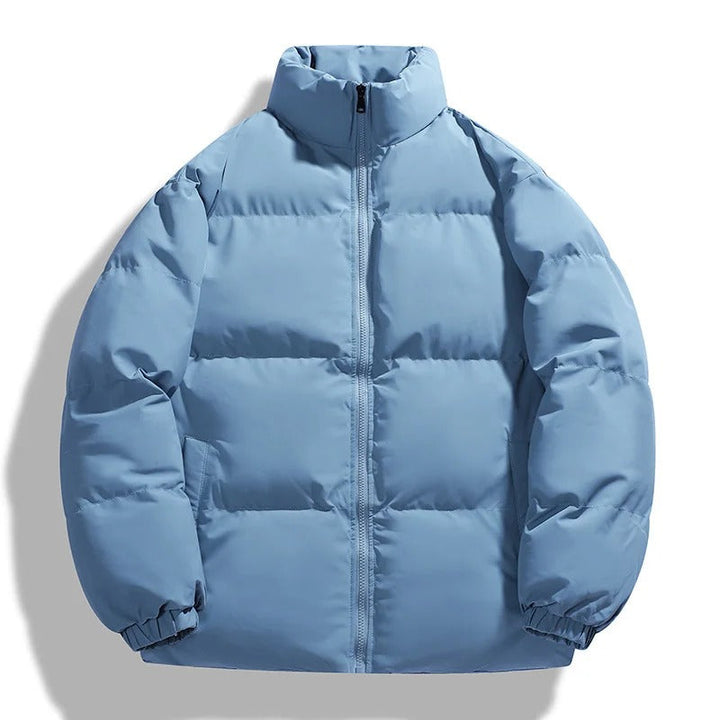 "Doudoune homme style moderne, col montant, couleurs sobres, isolation avancée pour confort et chaleur en hiver."