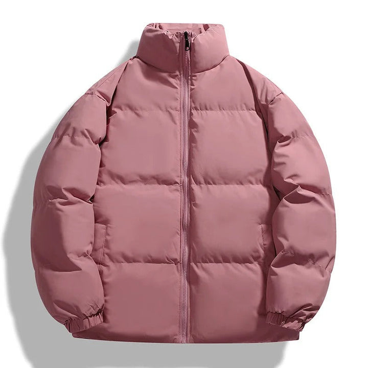 "Doudoune homme style moderne, col montant, couleurs sobres, isolation avancée pour confort et chaleur en hiver."