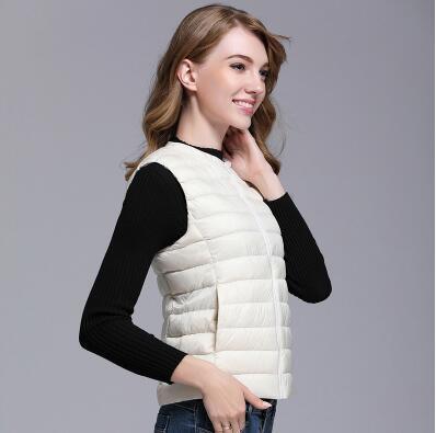 "Doudoune sans manches ultra-légère pour femme, design chic, compacte, avec traitement déperlant, idéale par tous les temps."