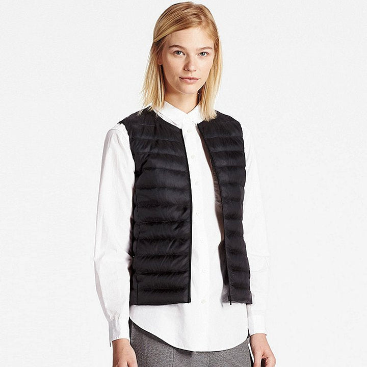 "Doudoune sans manches ultra-légère pour femme, design chic, compacte, avec traitement déperlant, idéale par tous les temps."