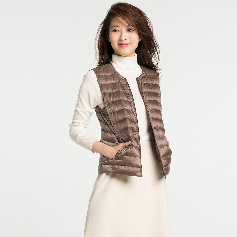 "Doudoune sans manches ultra-légère pour femme, design chic, compacte, avec traitement déperlant, idéale par tous les temps."