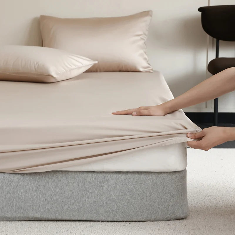 "Drap-housse en soie Mulberry, bleu royal, doux et luxueux, avec texture soyeuse et ajustement élastique parfait."