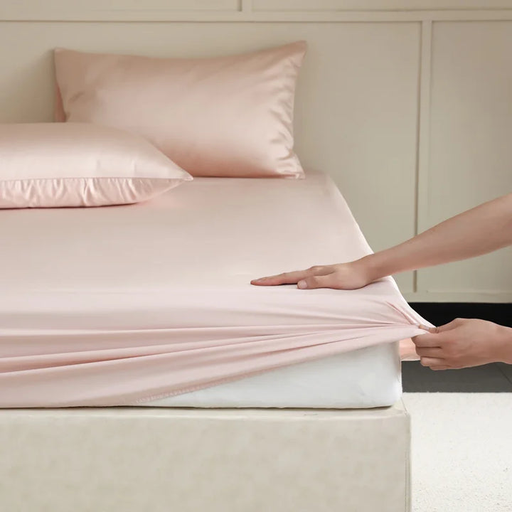 "Drap-housse en soie Mulberry, bleu royal, doux et luxueux, avec texture soyeuse et ajustement élastique parfait."