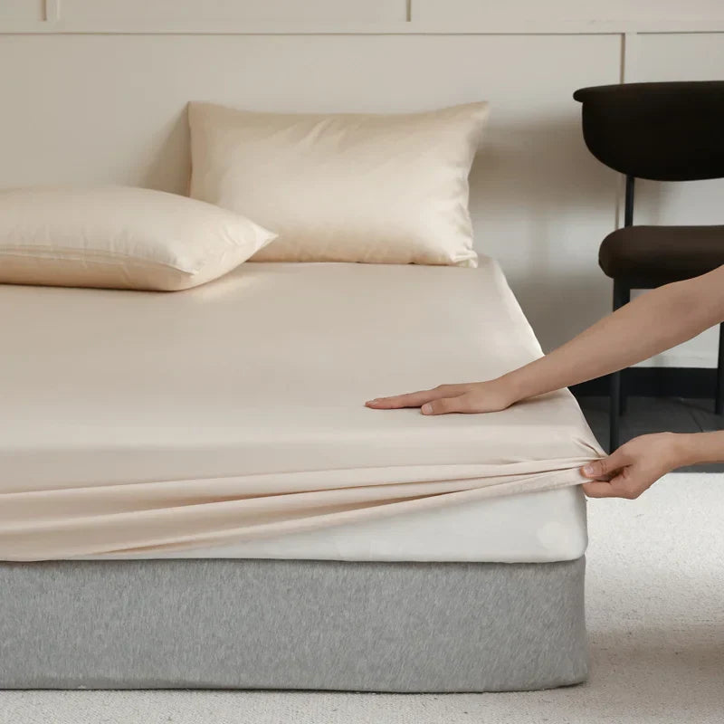 "Drap-housse en soie Mulberry, bleu royal, doux et luxueux, avec texture soyeuse et ajustement élastique parfait."