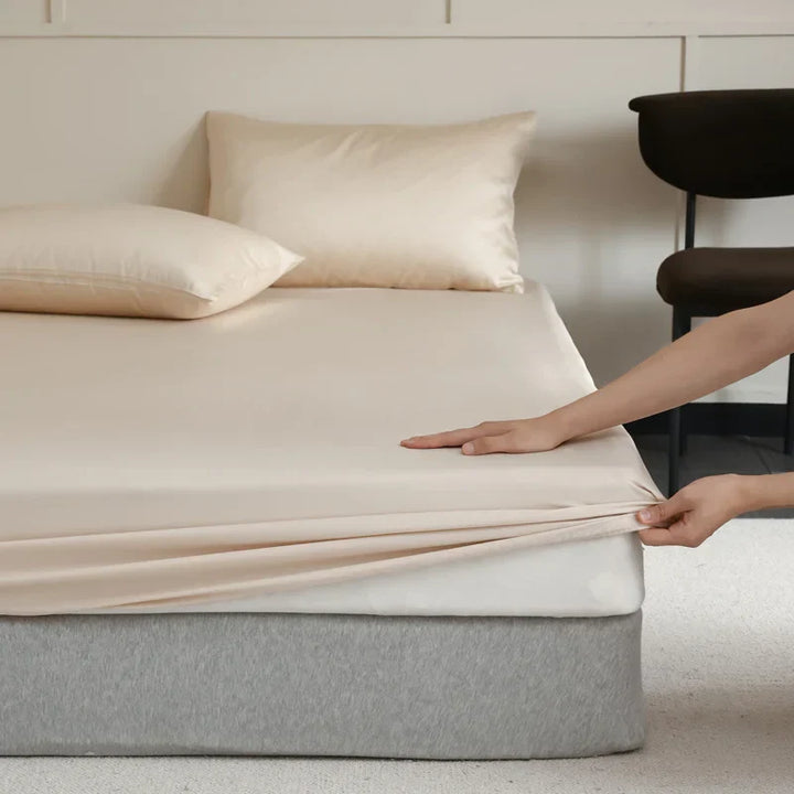 "Drap-housse en soie Mulberry, bleu royal, doux et luxueux, avec texture soyeuse et ajustement élastique parfait."