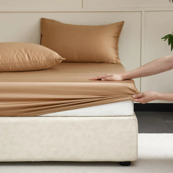 "Drap-housse en soie Mulberry, bleu royal, doux et luxueux, avec texture soyeuse et ajustement élastique parfait."