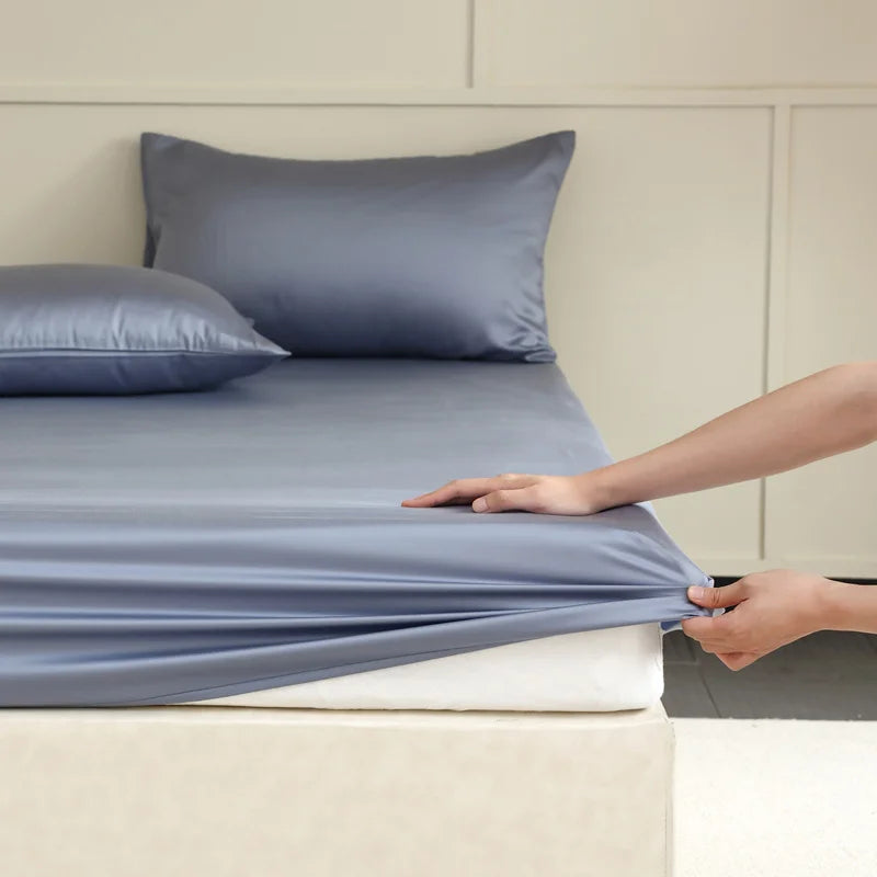 "Drap-housse en soie Mulberry, bleu royal, doux et luxueux, avec texture soyeuse et ajustement élastique parfait."