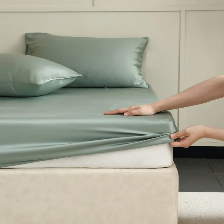 "Drap-housse en soie Mulberry, bleu royal, doux et luxueux, avec texture soyeuse et ajustement élastique parfait."