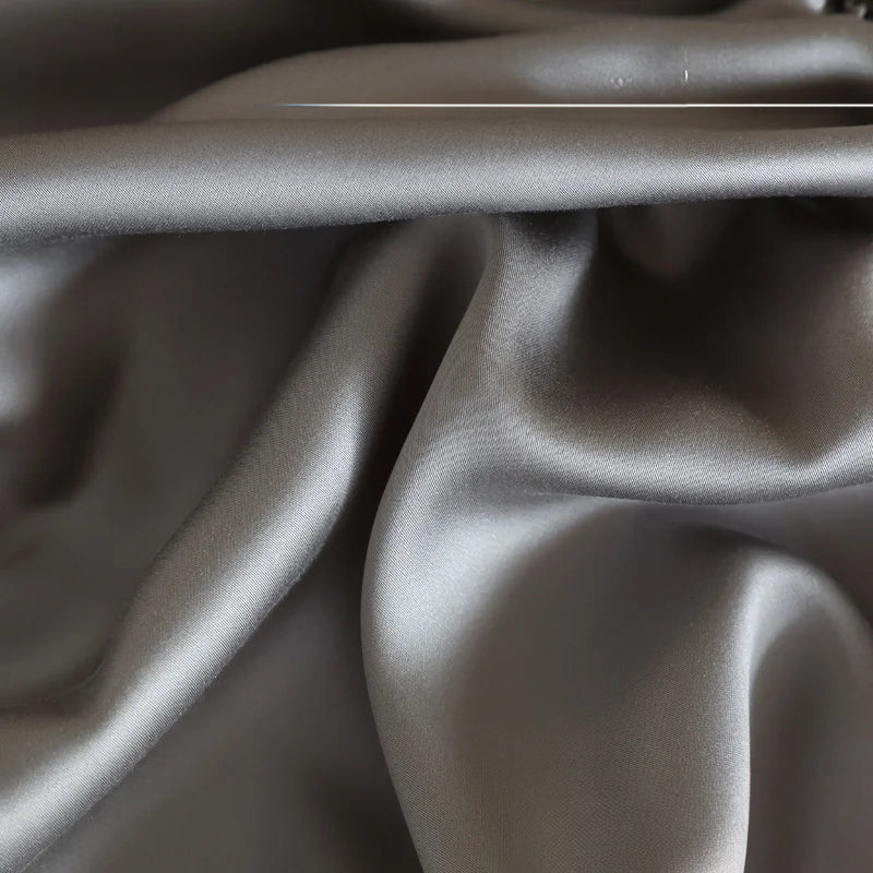 "Drap-housse en soie Mulberry, bleu royal, doux et luxueux, avec texture soyeuse et ajustement élastique parfait."
