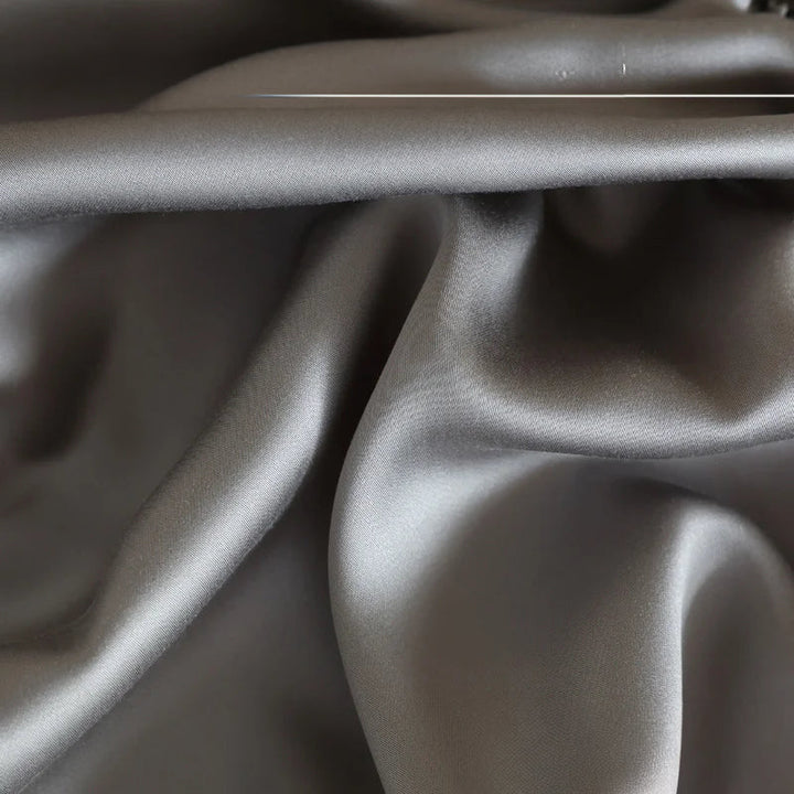 "Drap-housse en soie Mulberry, bleu royal, doux et luxueux, avec texture soyeuse et ajustement élastique parfait."