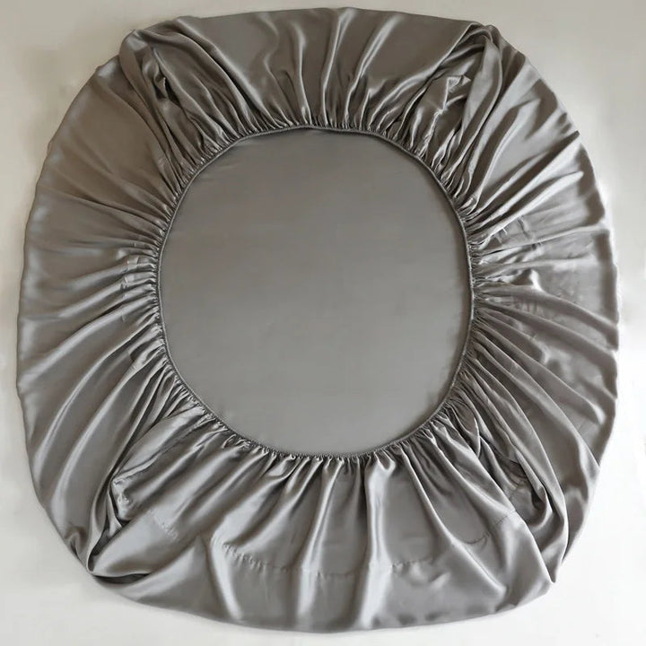 "Drap-housse en soie Mulberry, bleu royal, doux et luxueux, avec texture soyeuse et ajustement élastique parfait."