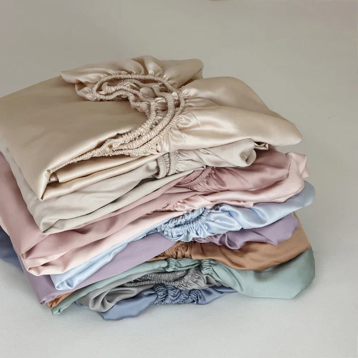 "Drap-housse en soie Mulberry, bleu royal, doux et luxueux, avec texture soyeuse et ajustement élastique parfait."