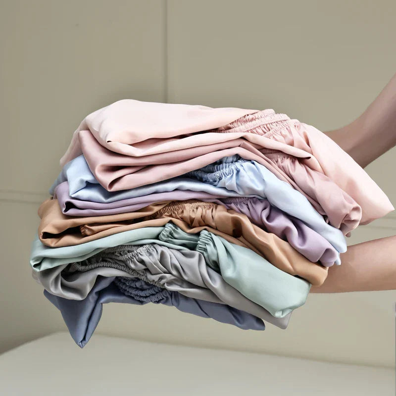 "Drap-housse en soie Mulberry, bleu royal, doux et luxueux, avec texture soyeuse et ajustement élastique parfait."