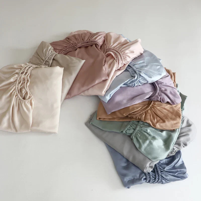 "Drap-housse en soie Mulberry, bleu royal, doux et luxueux, avec texture soyeuse et ajustement élastique parfait."