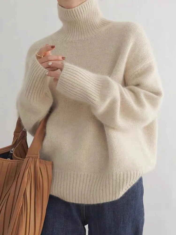 "Élégant pull femme en lin, col roulé intemporel, noir, décontracté ou formel, douceur et confort chic hivernal"