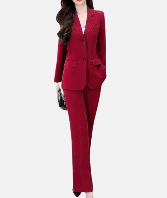 Élégant tailleur-pantalon Manon pour femmes, blazer cintré, tissu raffiné, idéal professionnel ou formel, vue de face.