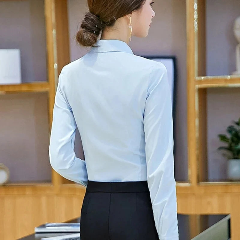 "Élégante chemise femme bleu ciel, polyvalente et chic, au design classique et confortable pour toutes occasions."