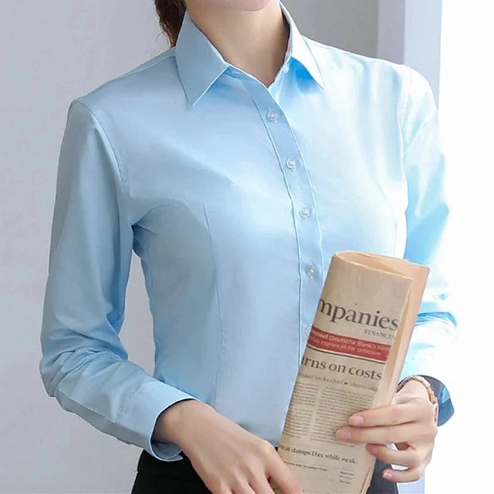"Élégante chemise femme bleu ciel, polyvalente et chic, au design classique et confortable pour toutes occasions."