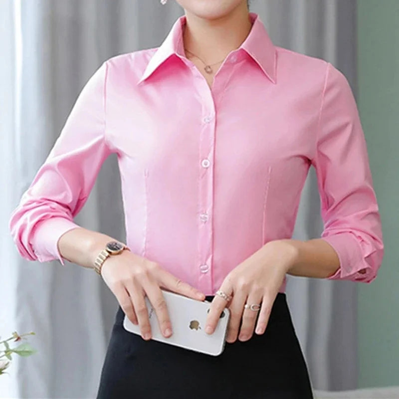 "Élégante chemise femme bleu ciel, polyvalente et chic, au design classique et confortable pour toutes occasions."